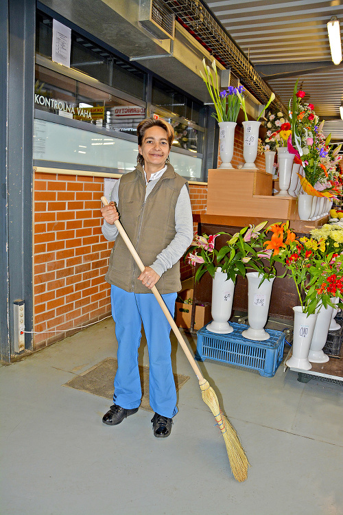 Viera (45) pracuje už vyše mesiaca ako upratovačka v mestskej tržnici. Nadriadení ju chvália.