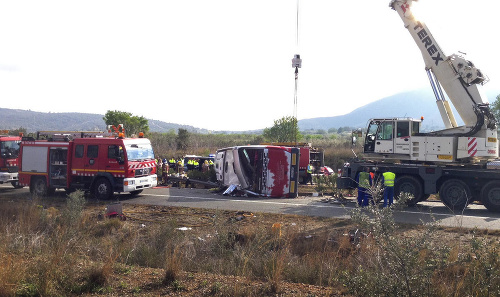 Autobus plný študentov havaroval, 14 osôb zomrelo.