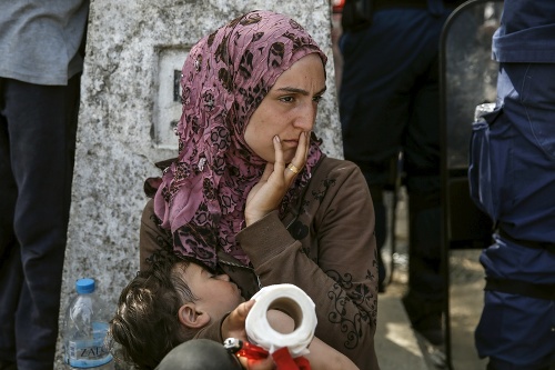 Migranti v utečeneckom tábore na grécko-macedónskych hraniciach pri Idomeni.