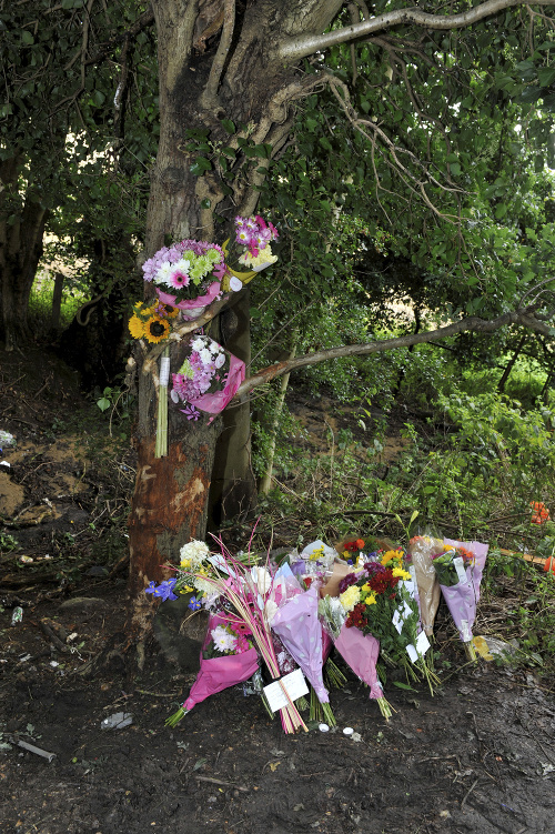 Kvety pri ceste Shalloak Road, kde mladé dievča zomrelo pri nehode.