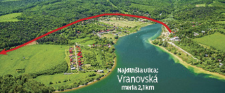 Najdlhšia ulica Kvakoviec meria 2,1 km.