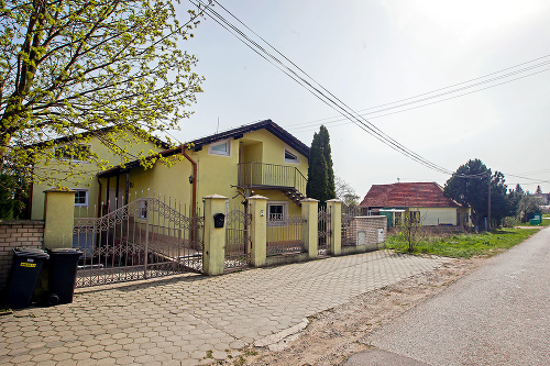 Vo vile v Hrnčiarovciach pri Nitre mali zadržať aj inžinierov z Rumunska a Talianska.