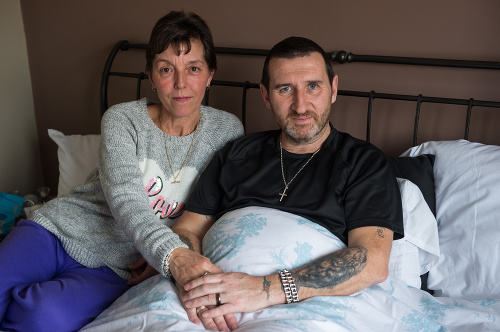 Ian (53) s manželkou Ninou (49). Choroba ho pripútala na posteľ.