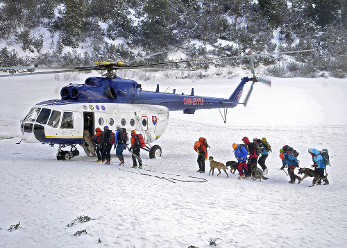 Súčasťou výcviku je aj transport z výsadok helikoptéry. 
