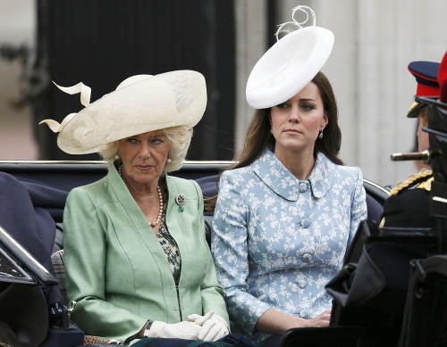 Vojvodkyňa Kate a vojvodkyňa Camilla v koči na vojenskej prehliadke Trooping the Colour počas osláv 89. narodenín britskej kráľovnej Alžbety II.