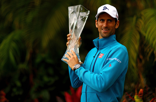 Novak Djokovič pózuje s trofejou.