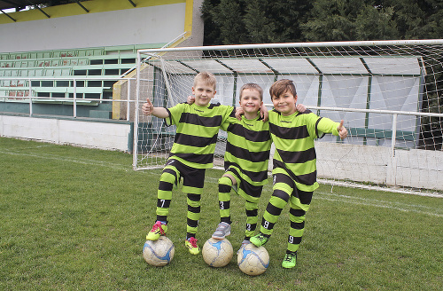 Veľkú radosť zo slnečných lúčov majú aj malí futbalisti z Veľkého Kýra Christofer (8), Damian (7) a Lukáš (8).