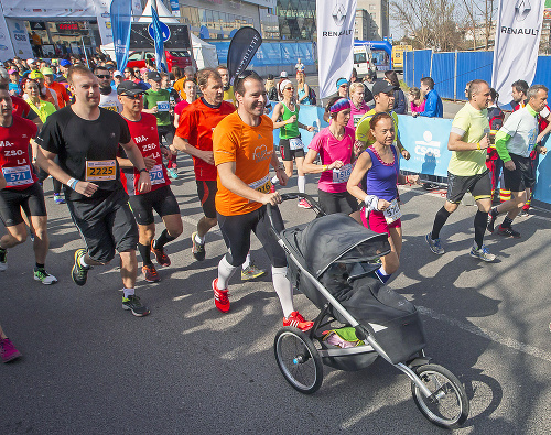 Na polmaratón sa odhodlal aj hrdý otecko Zoltán (33), ktorý svoju dcérku Dominiku odkočíkoval až do cieľa.