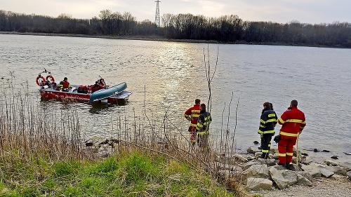 K tragédii došlo na Veľkonočný pondelok, hasiči a polícia po nezvestnom stále pátrajú.