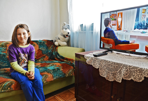 Lianka (6) už môže sledovať aj televízor, ktorý tejto rodine v núdzi zabezpečil hokejový brankár Ján Lašák.