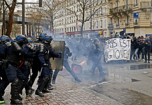 Na štrajku v Paríži museli proti agresívnym protestujúcim zasahovať aj policajti.