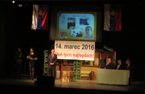 Počas vystúpenia sedel Marian Kotleba na pódiu. Akcia sa konala v deň výročia vzniku vojnového Slovenského štátu. 