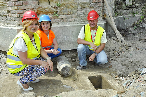 Primátorka Lučenca A. Pivková (vľavo), pamiatkarka A. Moravčíková a dodávateľ stavby M. Mrva ostali z nálezu prekvapení.