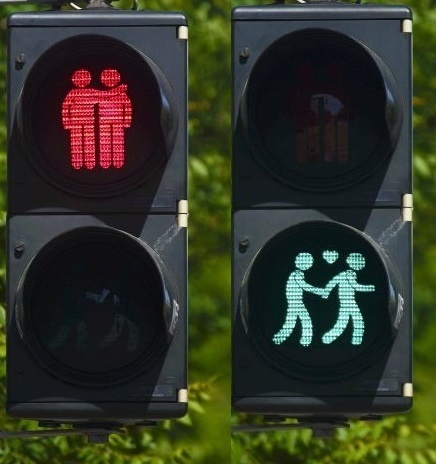 Homosexuálne páry na  dopravných semaforoch v  hlavnom meste Rakúska zdobia 47 križovatiek.