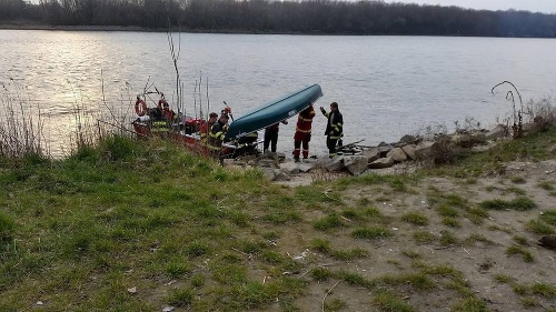 Záchranárom Dunaj zatiaľ vydal len Filkovo kanoe