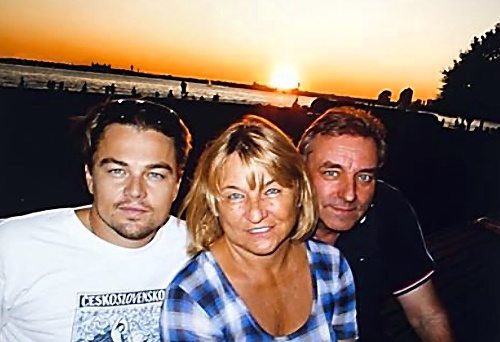 Leo na fotke pózuje spoločne so svojou mamou Irmelin a jej bratrancom Ulrichom.