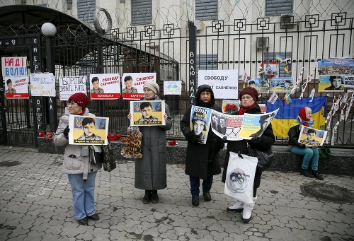 Ženy protestujú pred ruskou ambasádou v Kyjeve za prepustenie Savčenkovej.