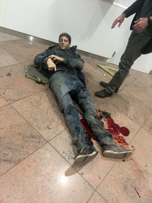 Bývalý belgický basketbalový reprezentant Sebastien Bellin leží zranený po explóziách v hale belgického letiska. 
