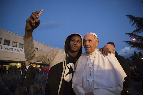 Migranti si s pápežom spravili aj selfie.
