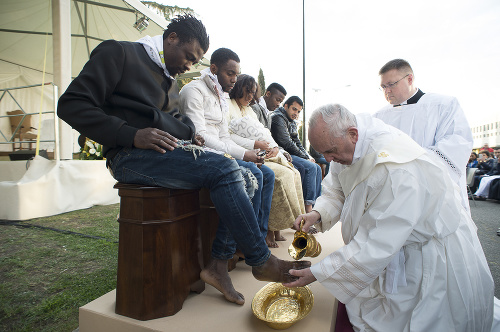 Pápež František umýva nohy žiadateľom o azyl v utečeneckom centre v meste Castelnuovo di Porto.
