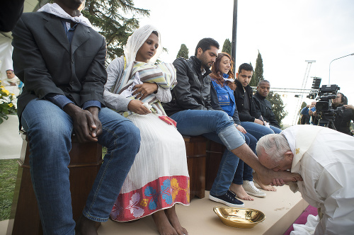 Pápež František umýva nohy žiadateľom o azyl v utečeneckom centre v meste Castelnuovo di Porto.