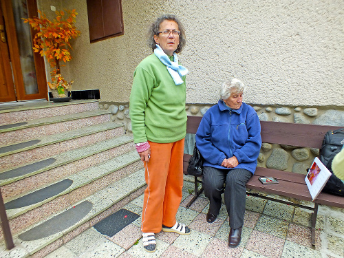 Sestra Eva (vľavo) a mama Margita stoja pri Jozefovi.