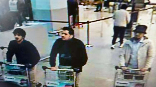 Zábery z letiska ukazujú troch možných teroristov. Dvaja z nich mohli mať pod rukavicami odpaľovacie zariadenia bômb.