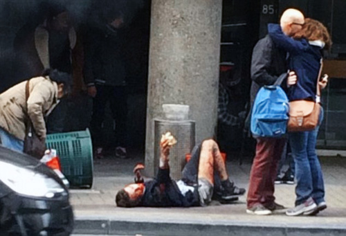 Po útokoch na metro svet obletela aj fotografi a ležiaceho muža, ktorý prosí o pomoc a prestrašeného objímajúceho sa páru.