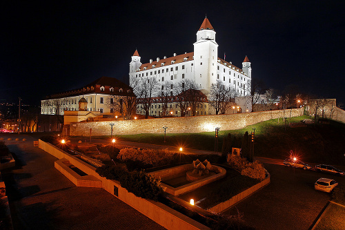 Takto vyzerá vysvietený Bratislavský hrad.