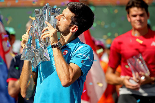 Novak Djokovič pózuje s trofejou, získal piaty raz prvenstvo v Indian Wells.