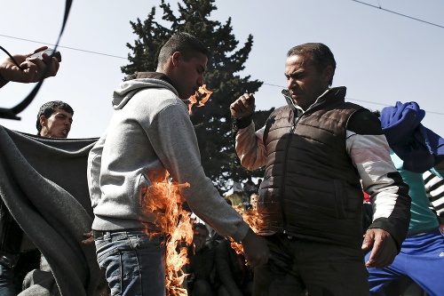 Na grécko-macedónskej hranici sa podpálil migrant.