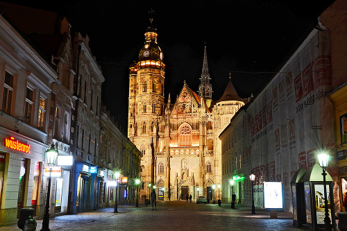 Vysvietený Dóm sv. Alžbety.