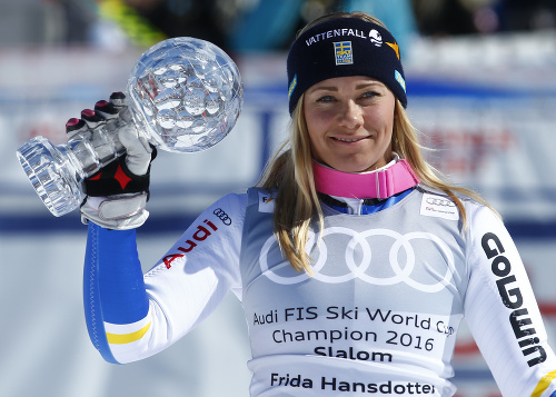 Švédka  Frida Hansdotterová pózuje s malým glóbusom za slalom.