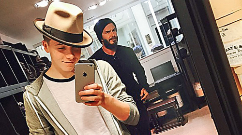 David Beckham vie ako zaujať aj na fotografii so svojím synom Brooklynom.
