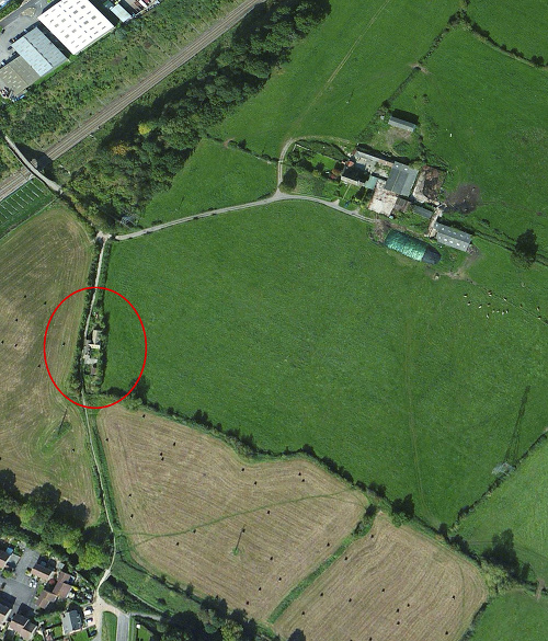 Domček (v krúžku) má podľa nového plánu obkolesovať mohutná výstavba, farma (vpravo hore) z nákresov úplne zmizla.
