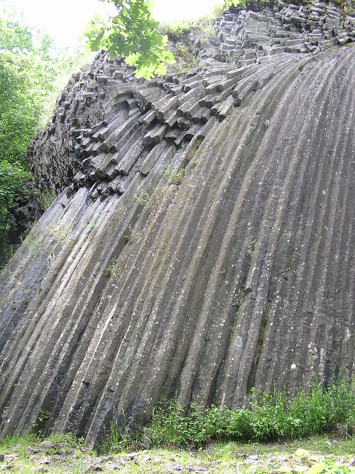 Čadičový vodopád sa nachádza hneď v blízkosti hradu Šomoška.