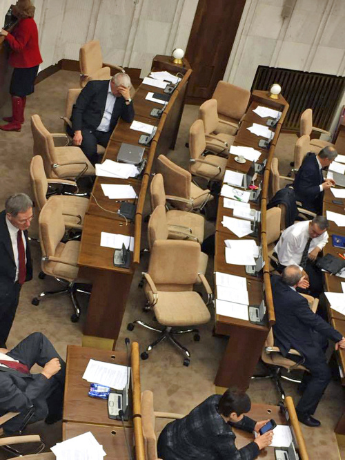 Rokovanie parlamentu sa rozbehlo až na tretíkrát aj pre neprítomných opozičníkov.