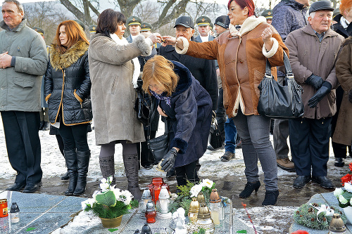 Pietna spomienka s príbuznými sa konala pri pamätníku v obci Hejce.