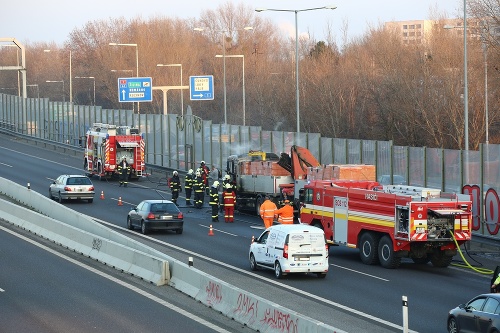 Hasiči zasahovali pri horiacom kamióne.