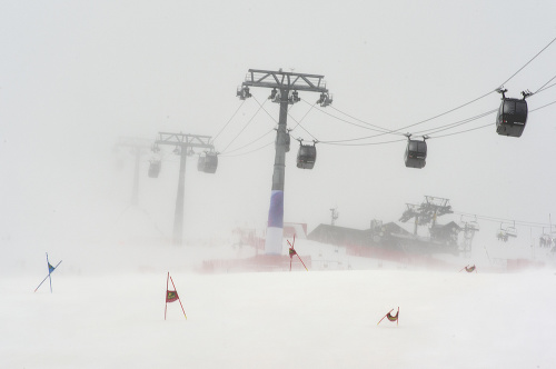 Organizátorom dnešného obrovského slalomu v Jasnej robí problémy silný vietor.