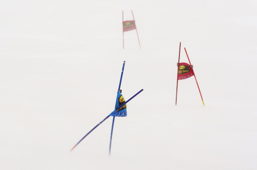 Organizátorom dnešného obrovského slalomu v Jasnej robí problémy silný vietor.