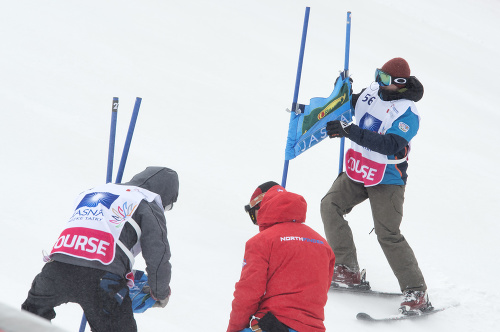 Na snímke demontáž slalomárskych bránok po zrušení obrovského slalomu Svetového pohára v alpskom lyžovaní žien kvôli nepriaznivému počasiu v Jasnej.