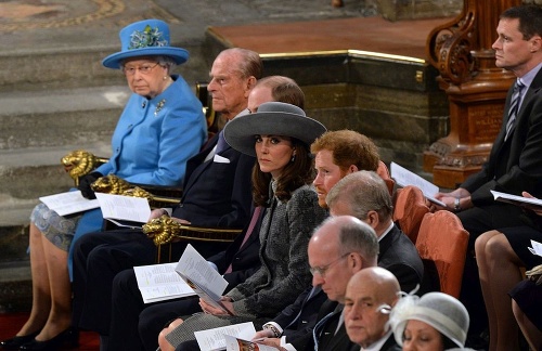 Kráľovná Alžbeta sa pozerá na Kate skutočne nevľúdne.
