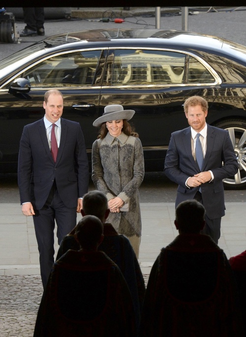 Kate v sprievode manžela Williama (vľavo) a švagra Harryho.