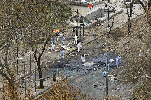 V pondelok na mieste ostali stopy po krvavej spúšti.