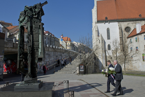 Predseda vlády SR Robert Fico položil na Rybnom námestí v Bratislave veniec k Pamätníku obetiam holokaustu. Vpravo riaditeľ Múzea židovskej kultúry Pavol Mešťan.