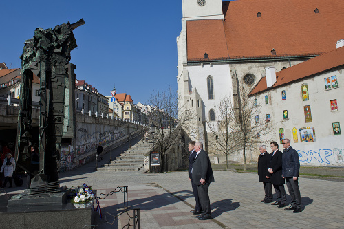 Na snímke okrem Roberta Fica: sprava minister spravodlivosti Tomáš Borec, minister školstva, vedy, výskumu a športu Juraj Draxler a minister pôdohospodárstva a rozvoja vidieka SR  Ľubomír Jahnátek, štvrtý sprava riaditeľ Múzea židovskej kultúry Pavol Mešťan.