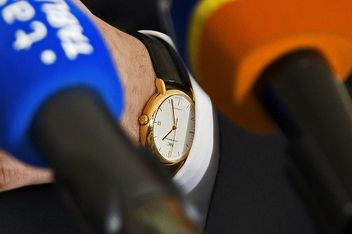 Andrej Danko si vie užiť luxus a nehanbí sa za to. Na tlačovej konferencii mal tieto švaj čiarske hodinky značky IWC. Ten, kto ich kú- pil, sa musel riadne buchnúť po vačku. Na in ternete sa totiž cena tohto mužského šper ku pohybuje na úrovni 8 500 eur!