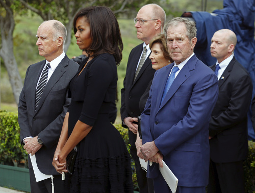 Michelle Obama a George Bush.