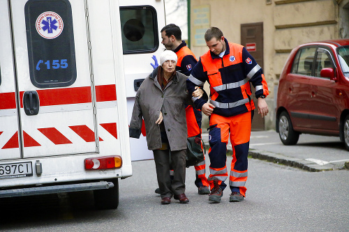 Nemocnica Mickiewizova, Bratislava, 11.3.2016, 17.40 hod. - Rysovú museli podopierať záchranári.